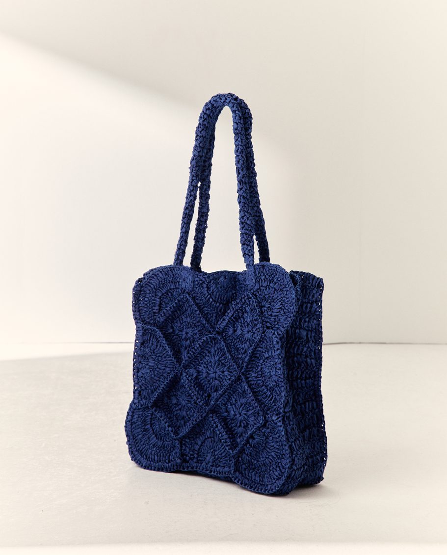 Bolso tipo tote de color azul de la marca Paz Torras