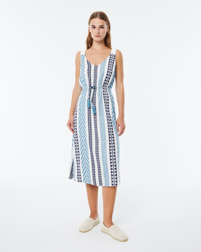 Vestido midi de rayas étnicas en tonos azules y cintura ajustable con cinturón.