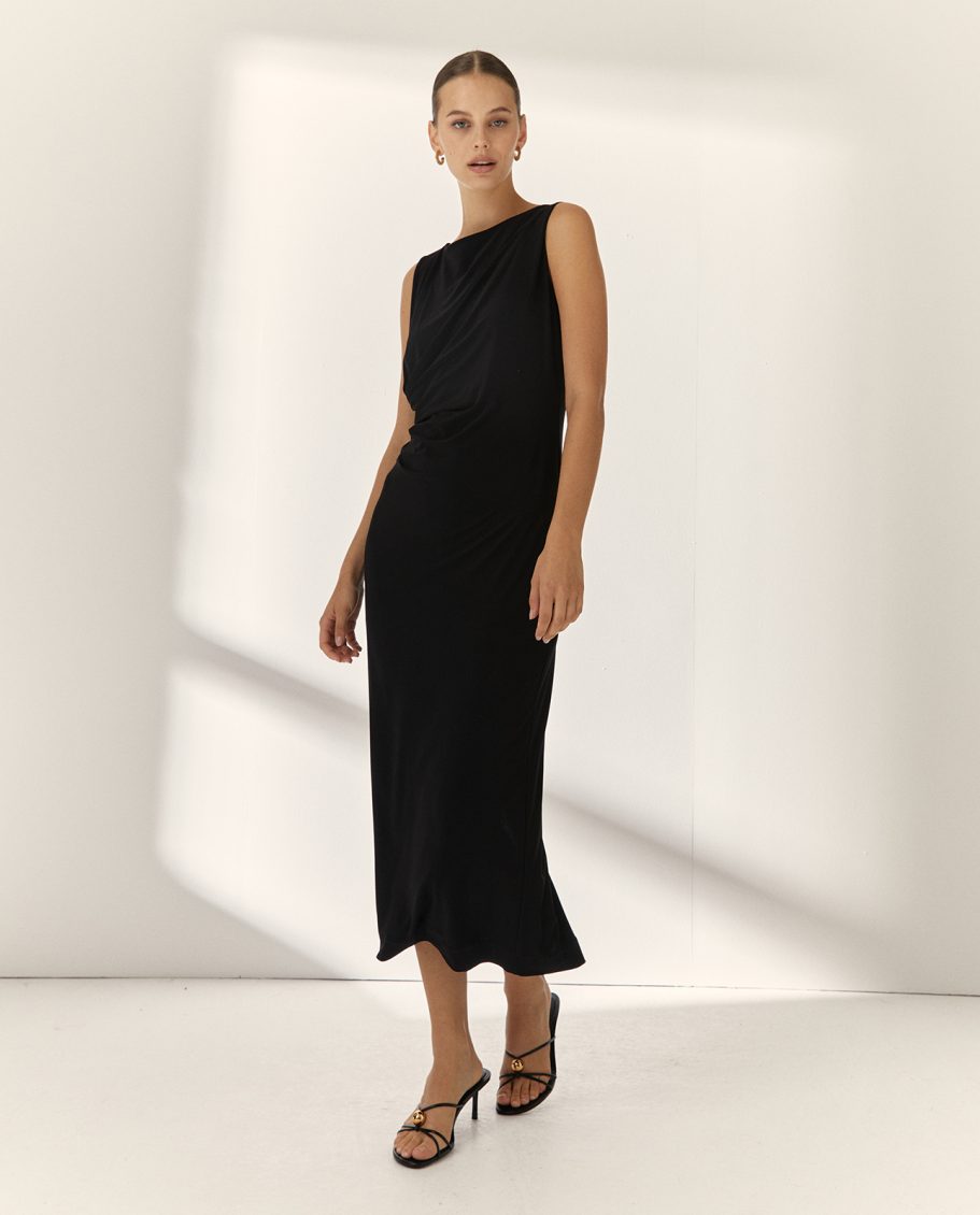 Vestido de fiesta negro de la marca Paz Torras