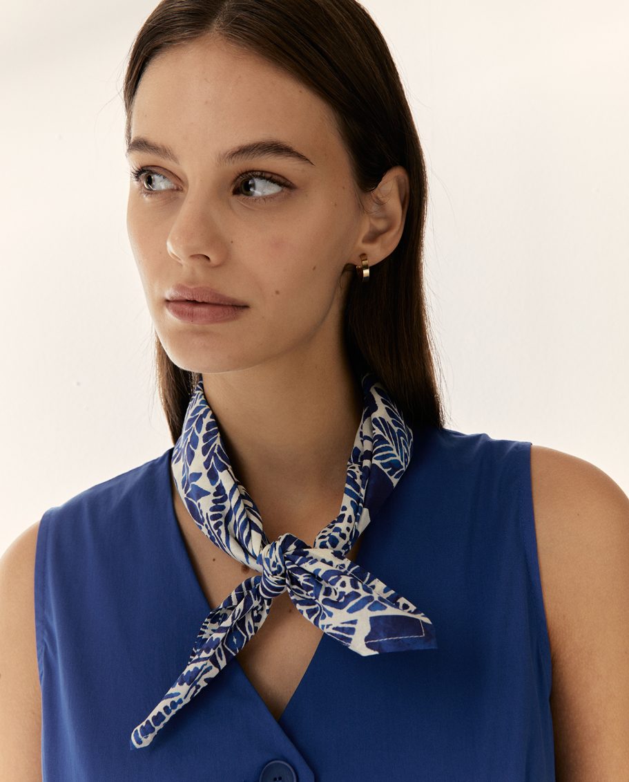Bandana estampado blanco y azul de la marca Paz Torras